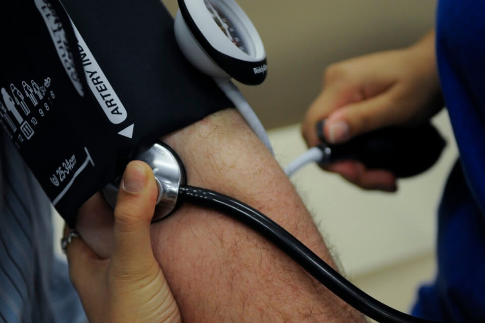 Akupunktur minskar högt blodtryck mer effektivt än läkemedel